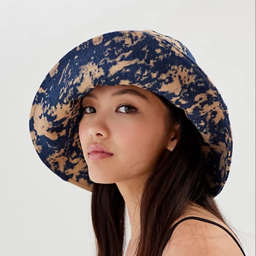 NWOT Urban Outfitters UO Belted Floppy Bucket Hat In Acid Wash